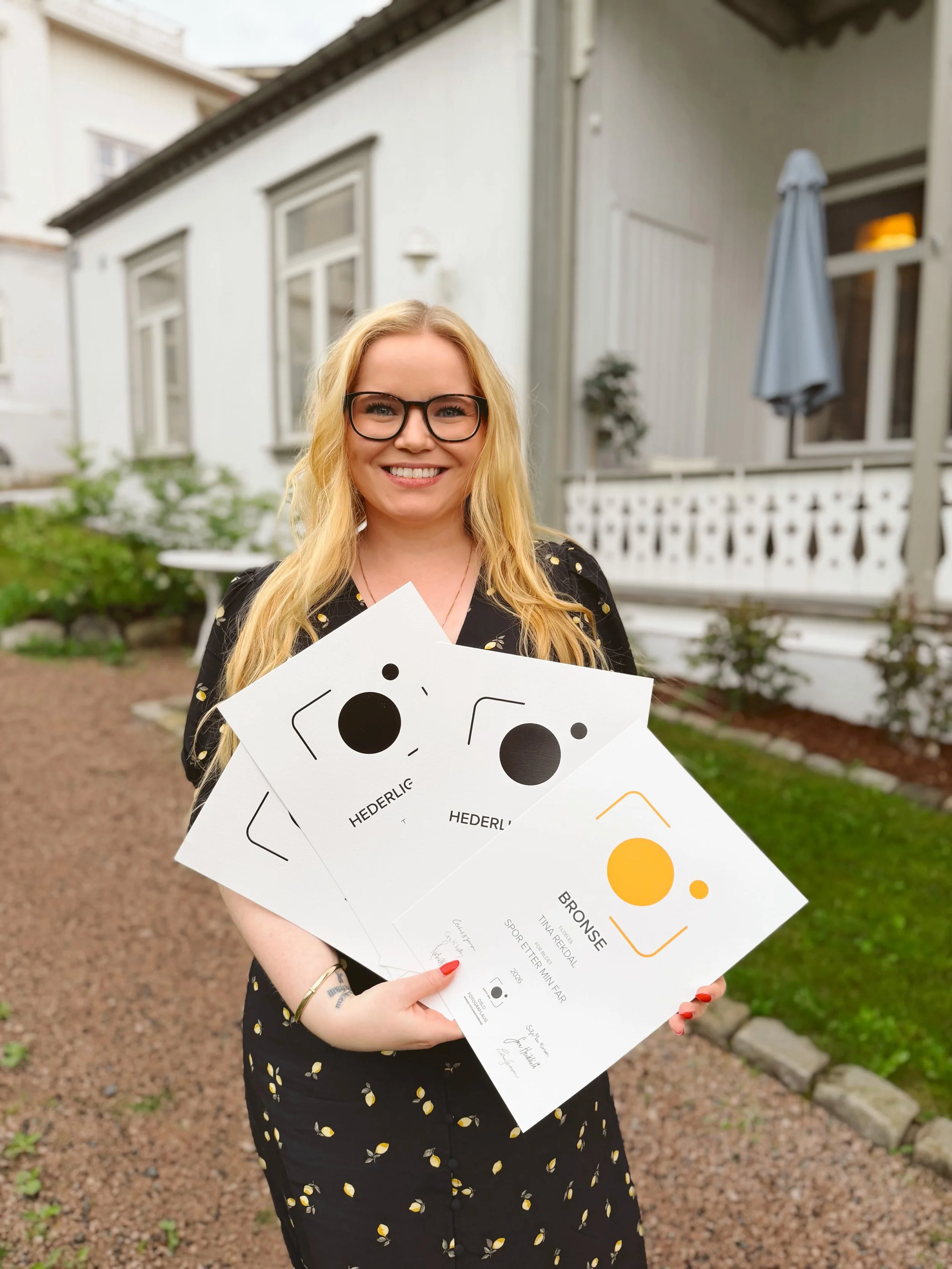 Hurra! 🥈🎉 Jeg var s&aring; heldig &aring; komme p&aring; 2-plass igjen i &aring;rets laugskonkurranse for @oslofotograflaug ! Og i tillegg fikk jeg bronse for bildeserien min &laquo;Spor etter min far&raquo; som betyr litt ekstra mye! Veldig takkne