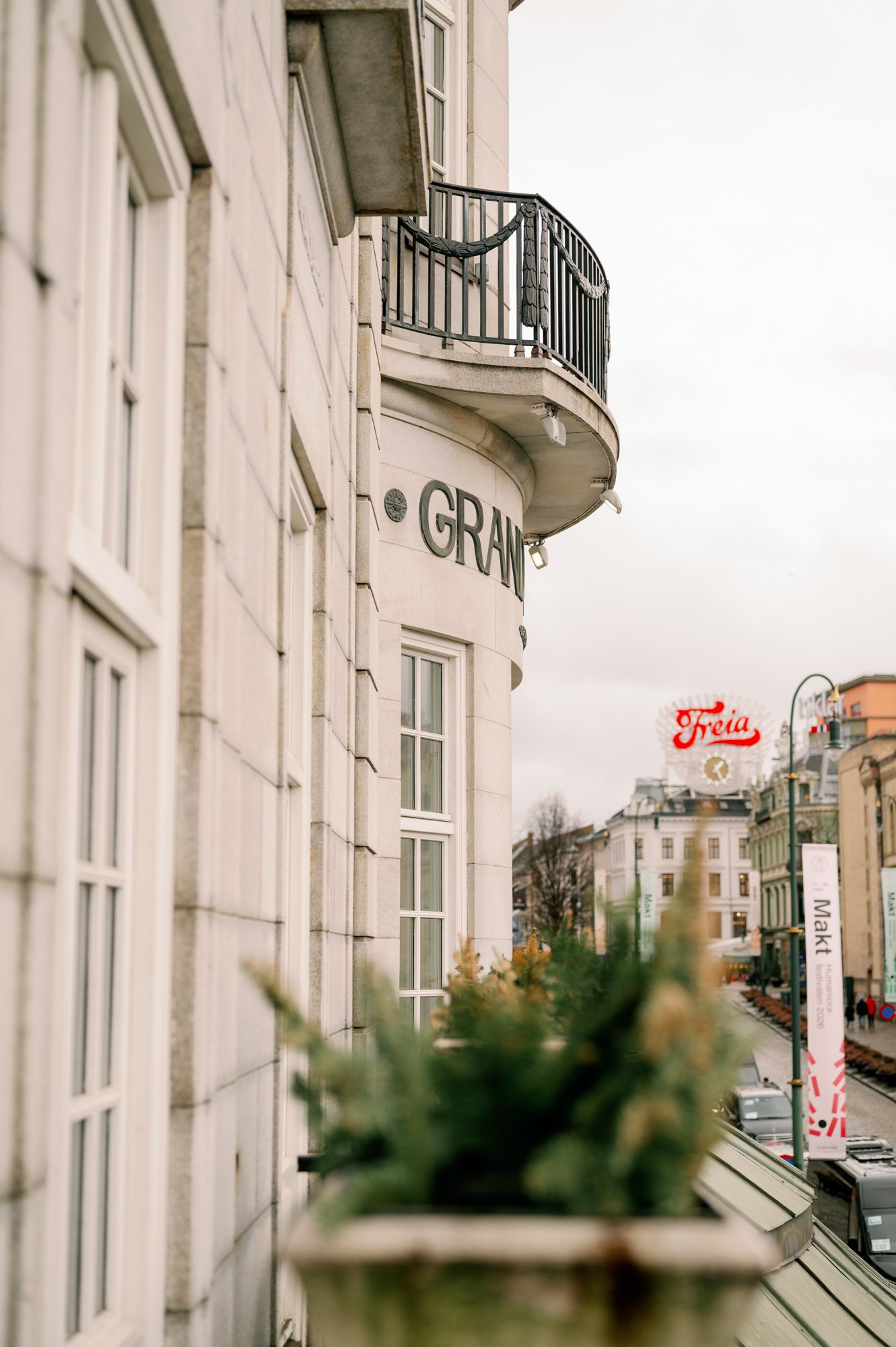 TinaRekdal_Bryllupsfotografering_NedreFossGaard_Rådhuset (28).JPG