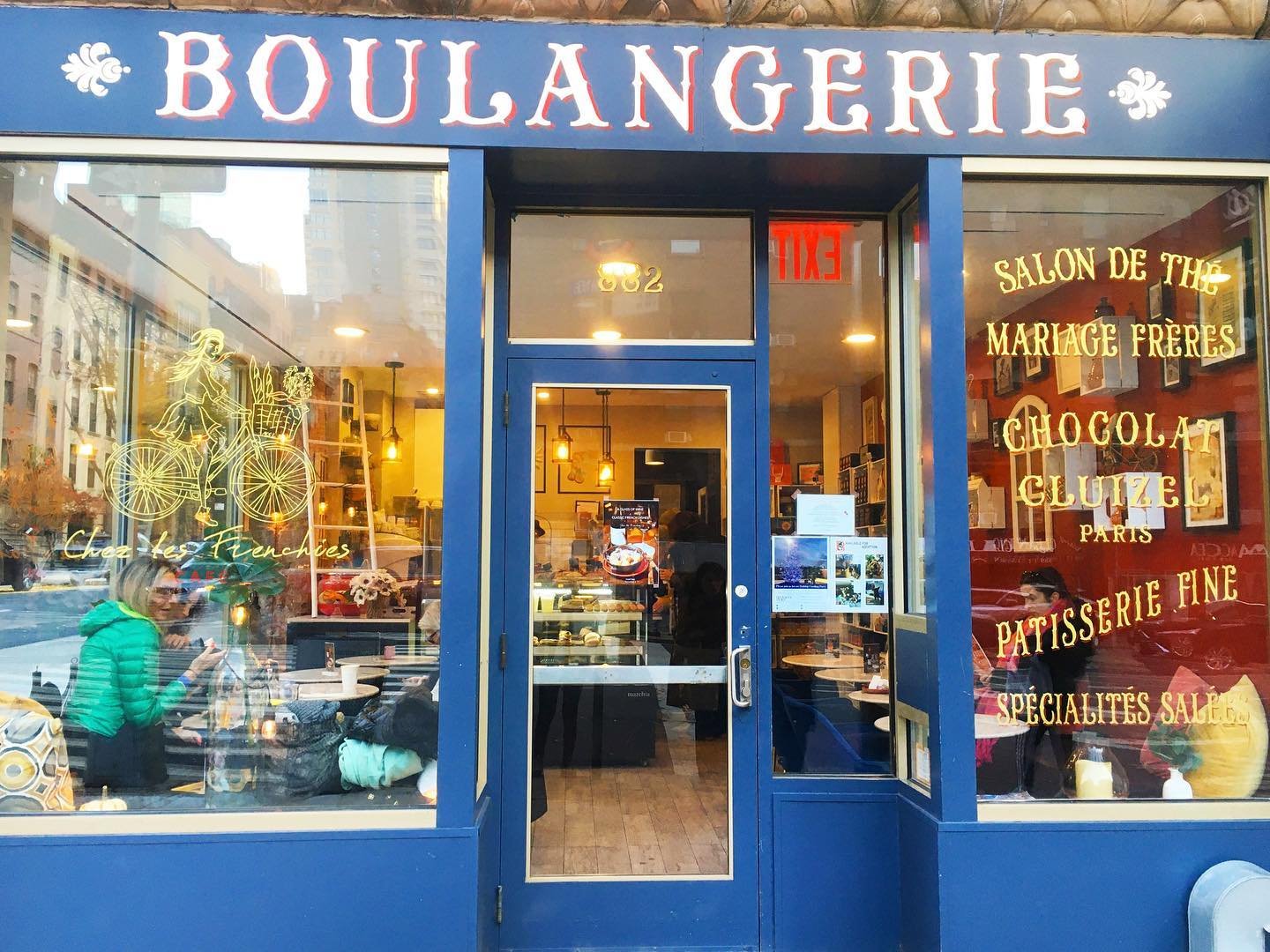 🌿Get cozy with un bien-aim&eacute; at the charming petit caf&eacute;, Chez les Frenchies @chezlesfrenchies , now open serving wine and small dishes 6-9 pm.

📍Chez les Frenchies, 882 1st Ave
📷: photo by Catherine Doyle 

#suttonplace #cafe #caf&eac