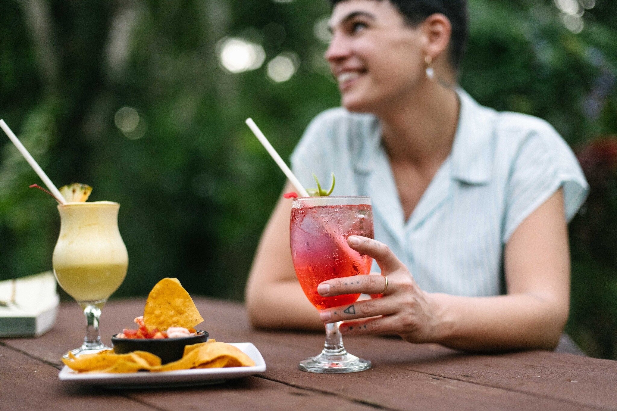 Happy Fri-YAY! Let's celebrate the weekend with ceviche and some cocktails!
See you at the Wild Fig at Bocawina! 🍤🍹🍹 Cheeeeers!
#BelizeAwaits #GrabLife  #friyay 
.
.
Photo &copy;  Dana Halferty  on Instagram 
she/her 
🏳️&zwj;🌈 Portland, OR by wa