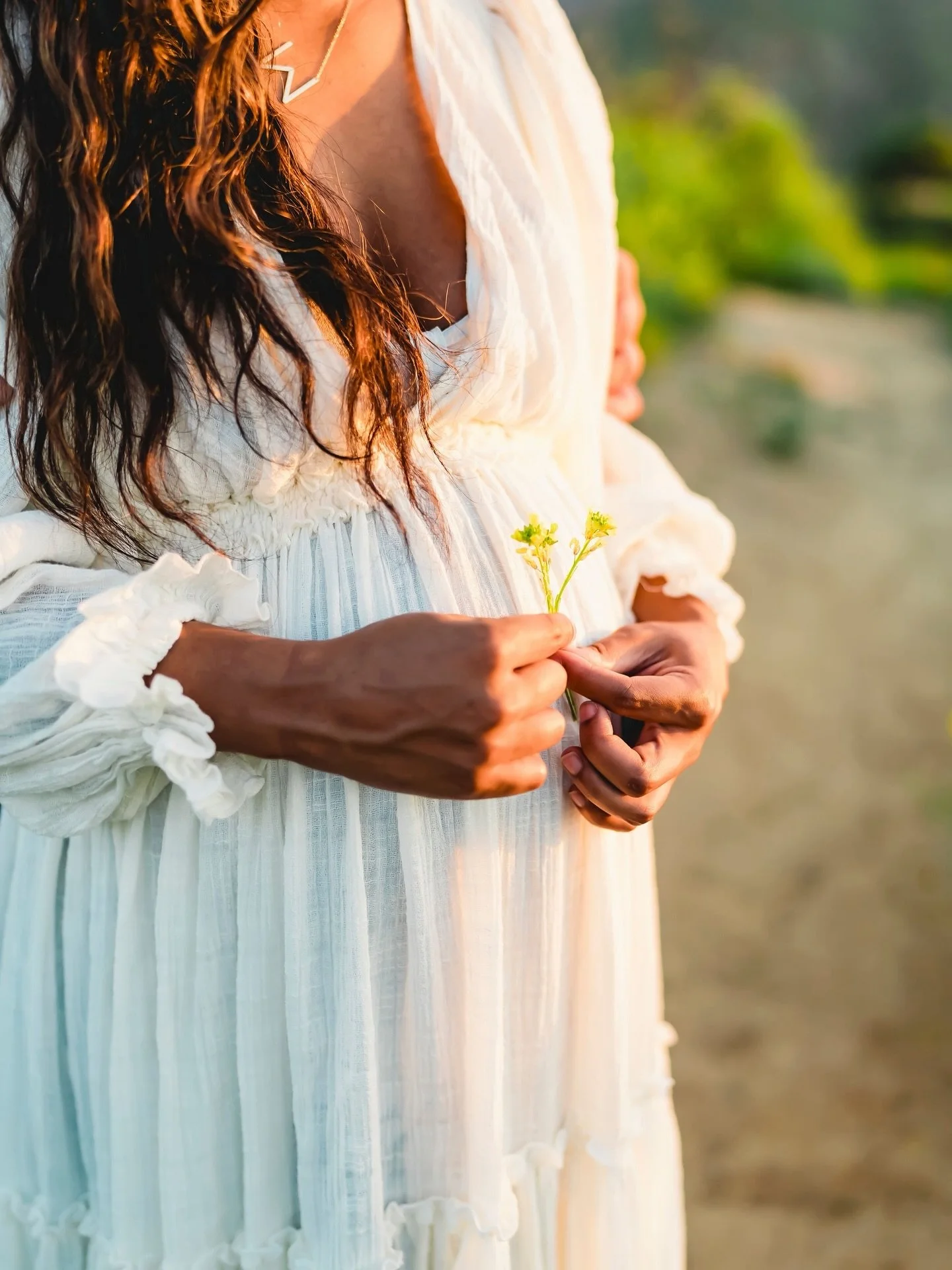 Los Angeles maternity photos that feel timeless, natural, and full of light 🌿 Let&rsquo;s capture your glow in golden hour magic.