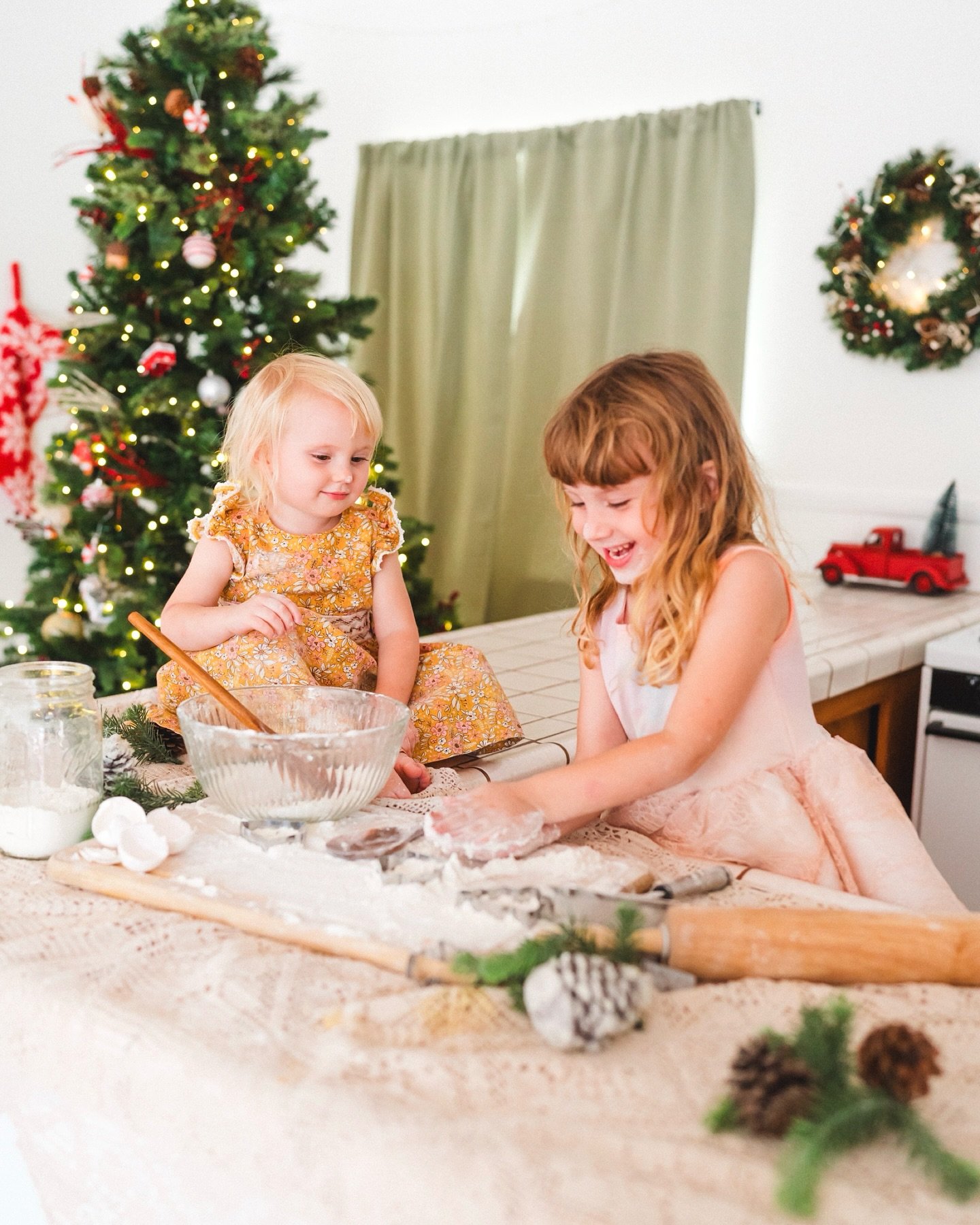 Los Angeles holiday photos, right at home ❤️ handmade cookies, glowing lights, and two little helpers making holiday magic ✨ Let&rsquo;s document your family&rsquo;s traditions this season 🍪🎄 

#losangelesfamilyphotographer #sfvphotographer #holida