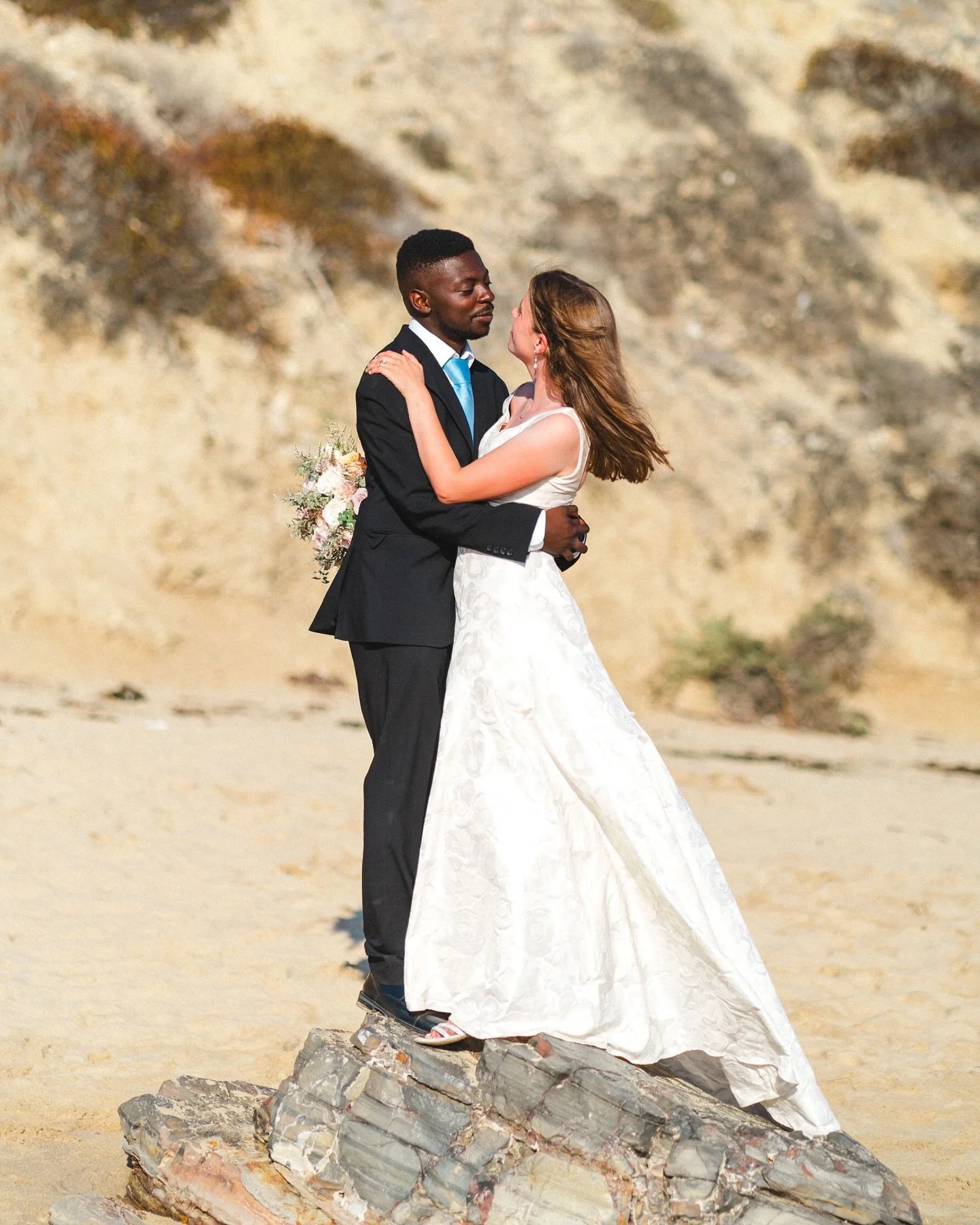 A dreamy beach wedding in Southern California 💖 Lots of sunshine, ocean breeze, and the sweetest couple surrounded by all their favorite people. Pure magic. ✨🌊 

Thank you @ellie.ps for letting me join you to document this day, I&rsquo;m so thankfu