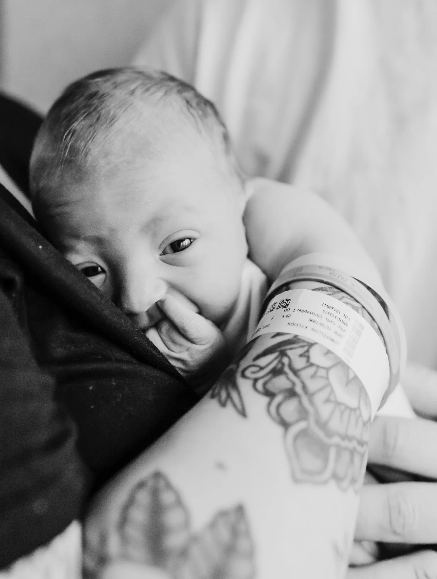 The quiet in-between moments.
Tiny fingers, new breaths, learning each other in real time 🤍
Fresh 48 sessions are SO precious, documenting the very beginning, just as it is.

#fresh48 #fresh48photographer #newbornmoments #indianaphotographer