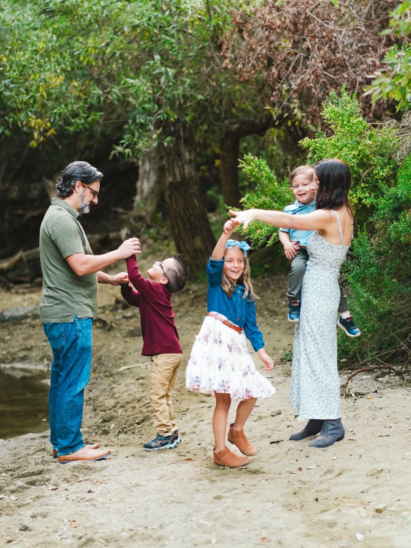 This is what I want families to remember, not just how it looked, but how it felt. ✨
Curious hands, giggles mid-spin, parents watching it all unfold 🥹
Nothing forced. Just you, as you are, together.

#familyphotography #indianafamilyphotographer #li