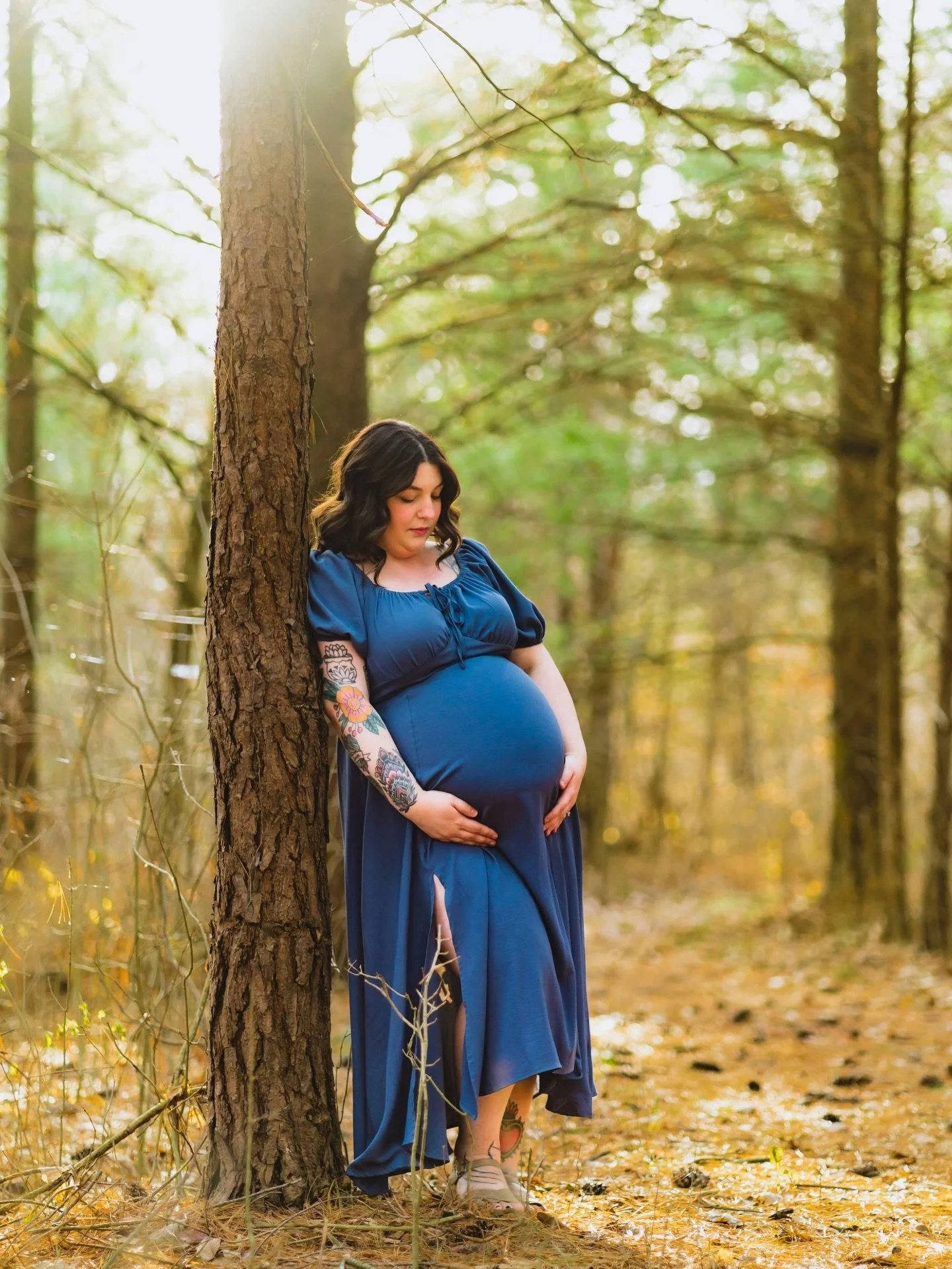 This outdoor maternity session was a reminder that even when the landscape feels bare, life is still unfolding in the most beautiful way 🌞❤️&zwj;🔥