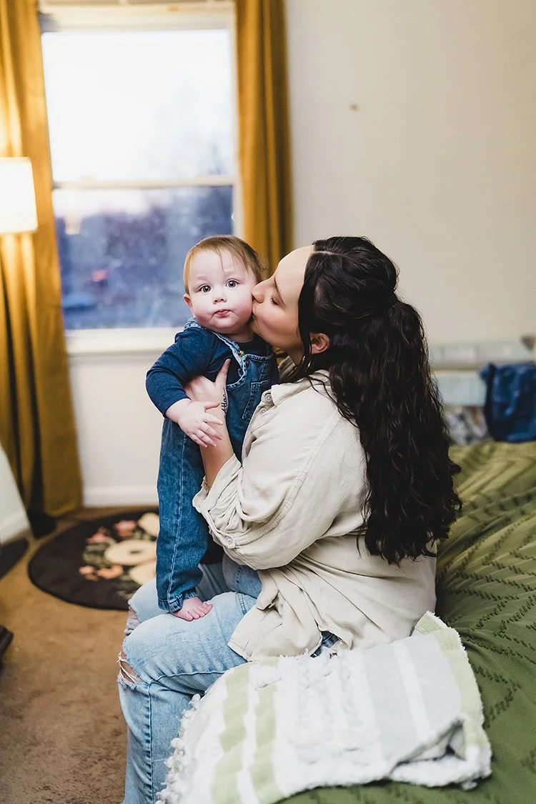Richmond-Indiana-Lifestyle-Family-Photographer-In-Home_04.jpgMom snuggling her 8-month-old baby on the bed during Central Indiana family photography