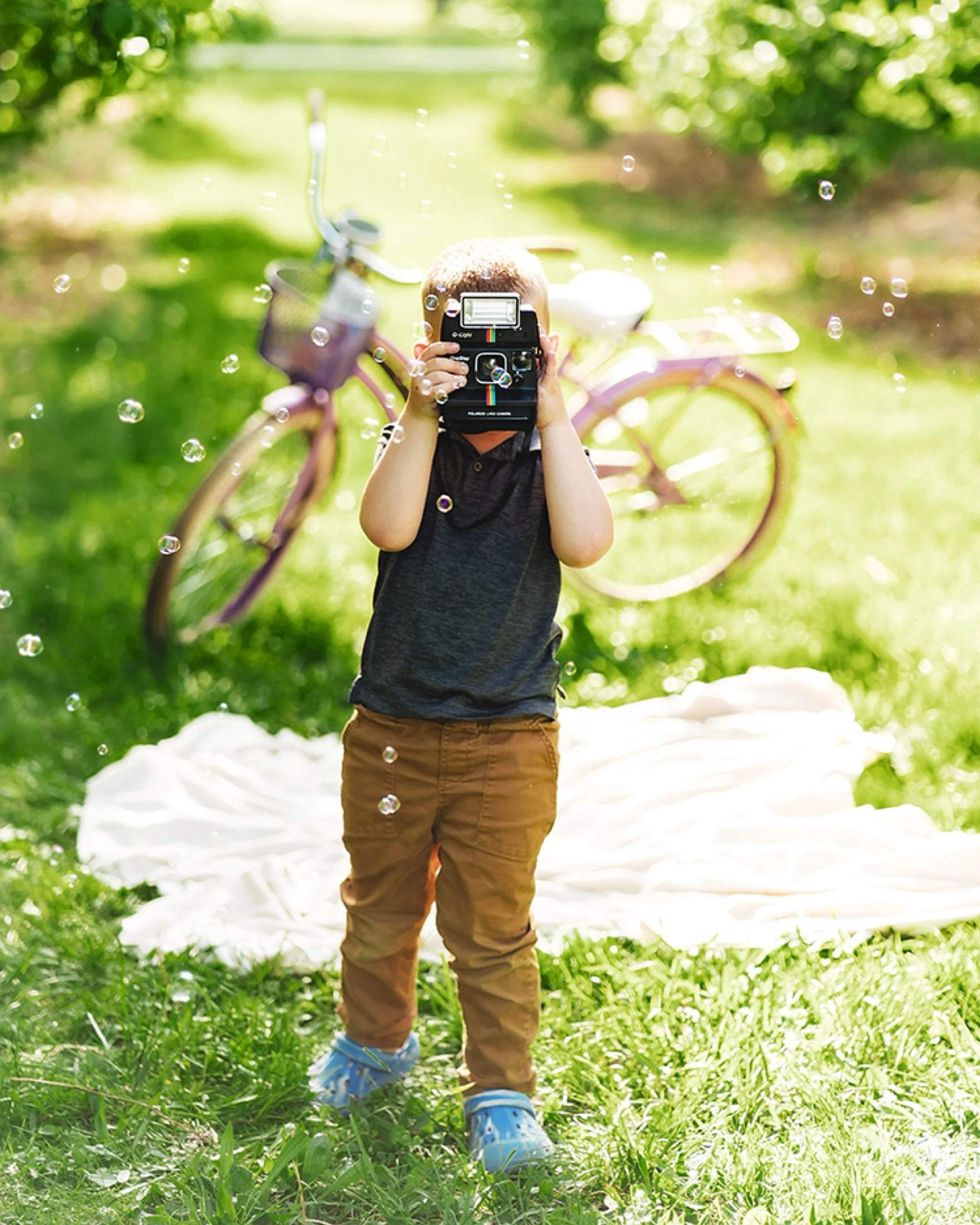 Childhood isn&rsquo;t made of big moments.

It&rsquo;s bubbles floating through the air, reading books on a blanket, and a mama who makes ordinary afternoons feel like magic.

Yhese are the memories worth holding onto. 🤍