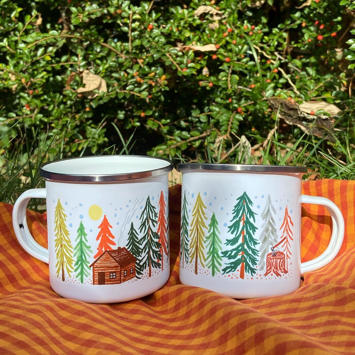 Ahhh just listed a couple of new autumn products! 🍂 Had a rough time getting the mugs made due to some supplier issues but I managed to find a new one and I&rsquo;m so happy with these!! Hope you like them 🍁🥰