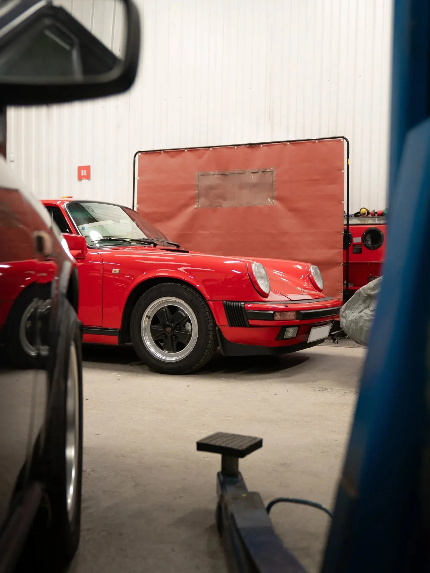 Porsche central in the workshop 

3.2 Carrera Sport : In the workshop for a fuel tank replacement (swipe for before &amp; afters)

3.2 911 Carrera Cabriolet : Rectifying a non-starting fault, caused by faulty crank sensor

-
-
#porscheproject #porsch