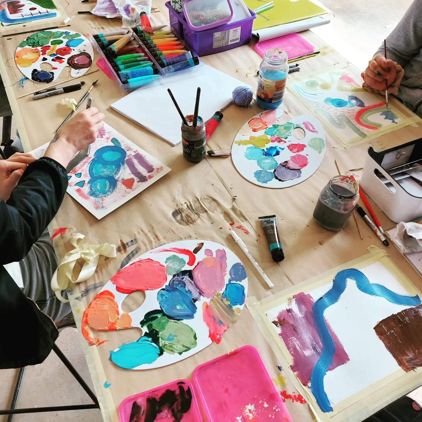 Exploring colour theory on a rainy day 🌧🌈

#colours #painting #kidartist #kidsartwork #kidsart #ccalfa #homeschooling #homeschoolingaustralia #unschooling #unschoolaustralia #sunshinecoastartists #sunshinecoastlearning #sunshinecoasthomeschool #sun