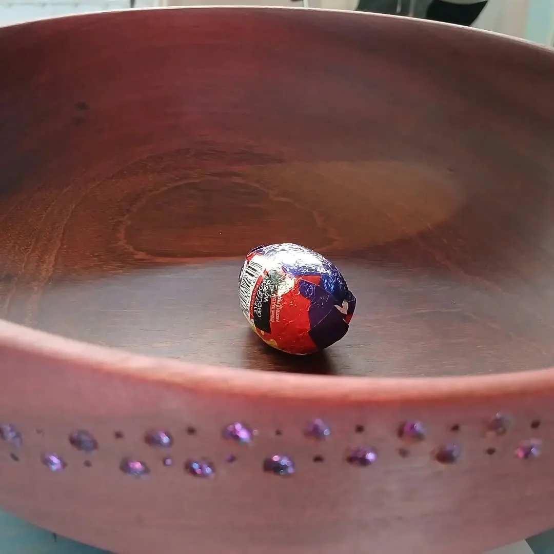 Market day.

A Purpleheart bowl with chameleon flake decoration. Available today at Handmade in Ayr market here at the Burns Museum in Ayr until 4pm. We'll even throw in a free egg.

Not sure which is the 'happier thought ' the bowl or the chocolate.