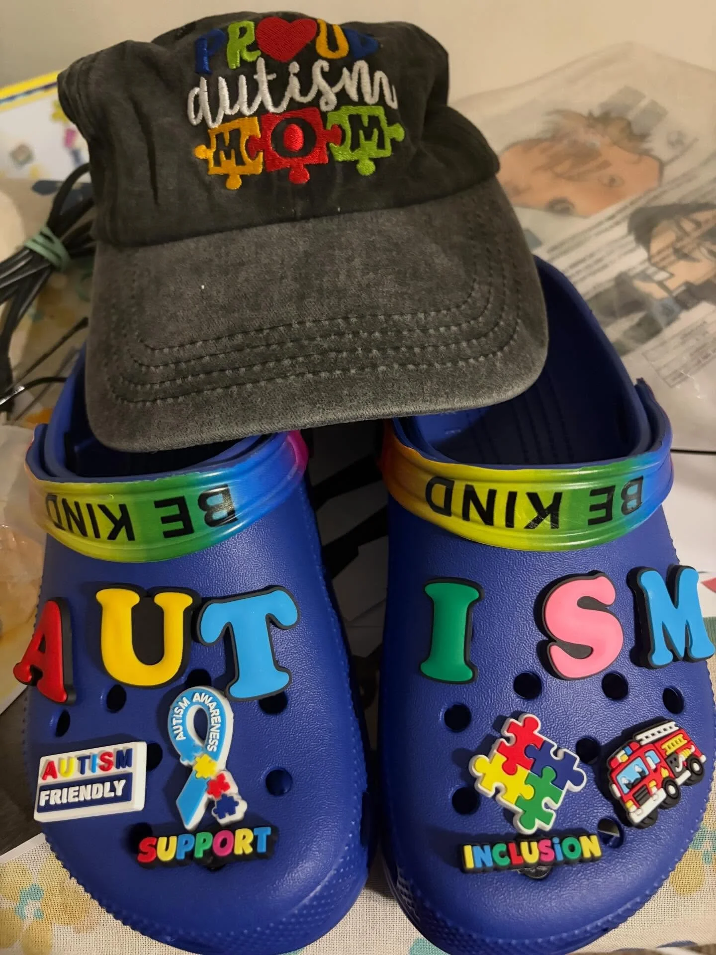You really never know who you&rsquo;re talking to when you&rsquo;re out here connecting in the Autism community 💙

I recently got some amazing Autism merch&mdash;these shoes and this hat&mdash;from someone who recognized me from my teaching days in 
