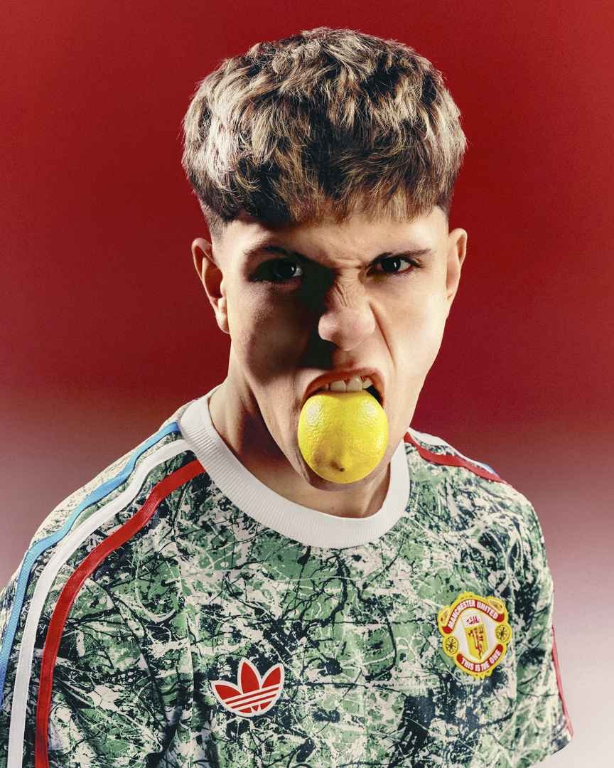 H24152_MUFC_STONE_ROSES_SS24_IM8270_GARNACHO_PLAYER_4x5_1707325696003.jpg