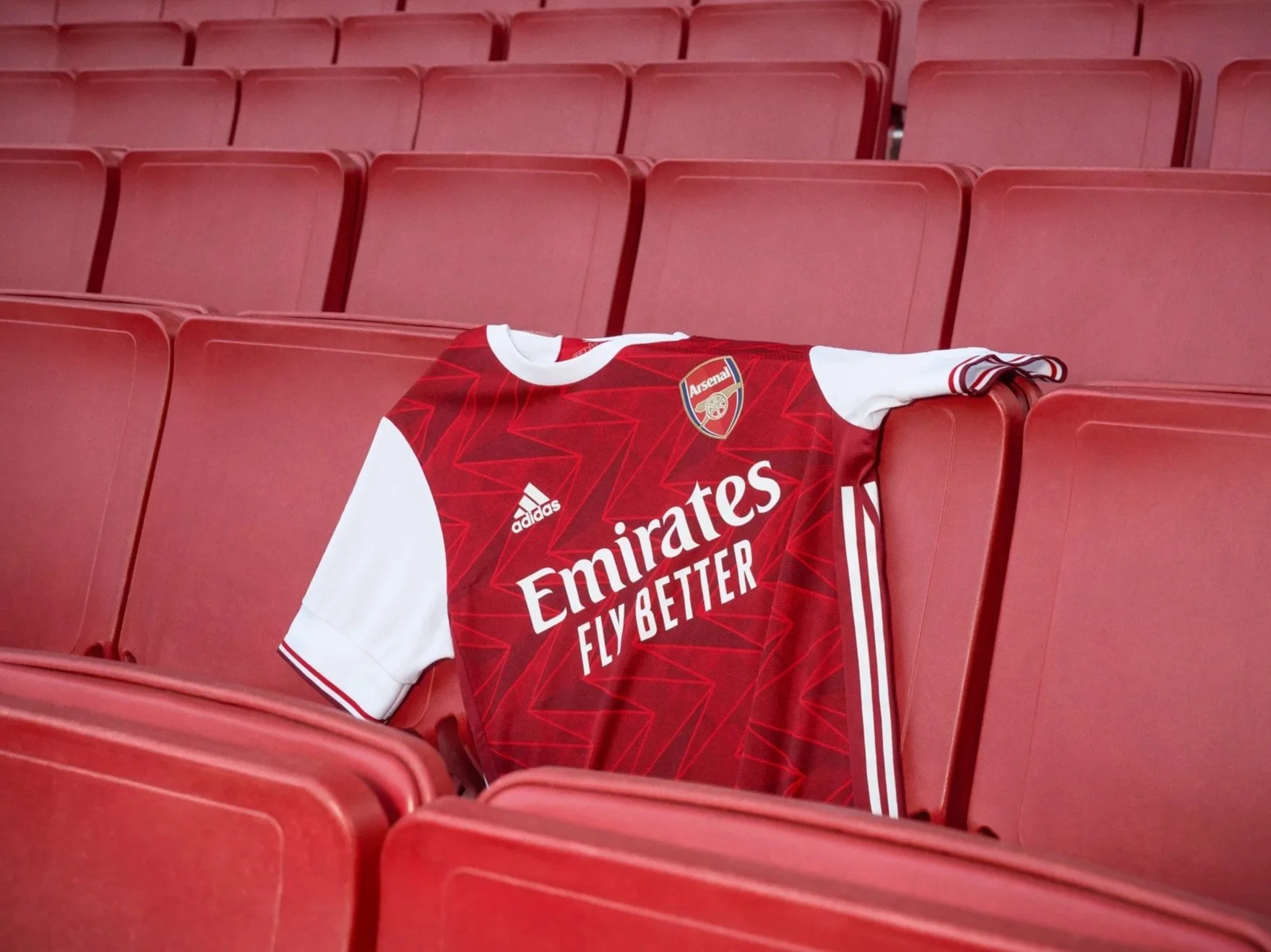 arsenal-home-kit-2021-art-deco-chevrons_dezeen_2364_col_7.jpg