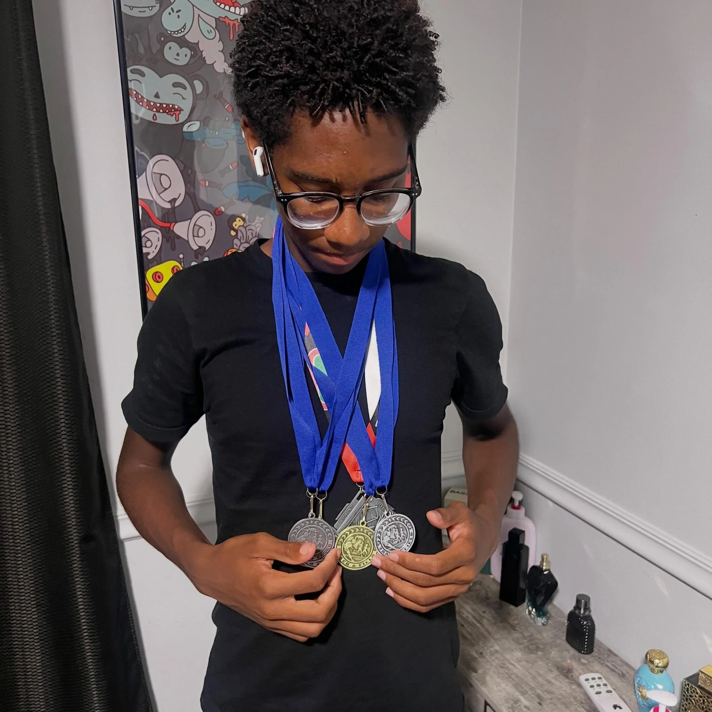 He&rsquo;s a runner, he&rsquo;s a track star&hellip;🏃🏾🔥💙 @airnesswinny 

Twin A&rsquo;s championship meet wrapped up on one of the hottest days we&rsquo;ve had this week and the heat was no joke 🥵. But that didn&rsquo;t stop him and his relay te