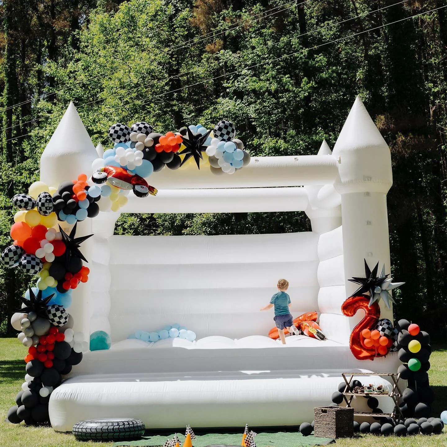 Two fast!!! 🏎️☁️
.
.
#whitebouncehouse #whitebouncycastle #whitebouncecastle #balloons #balloongarland