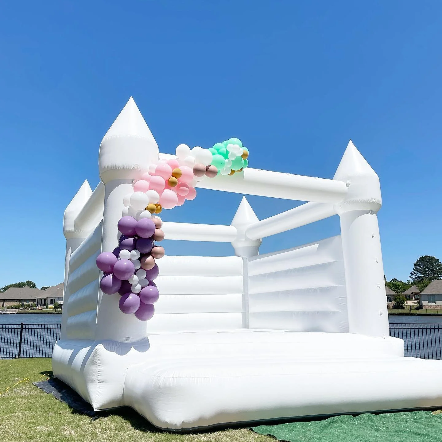 Our girl looking extra good on this bright and sunny day!!! ☀️ 

.
.
#whitebouncehouse #whitebouncycastle #whitebouncecastle #balloons #balloongarland