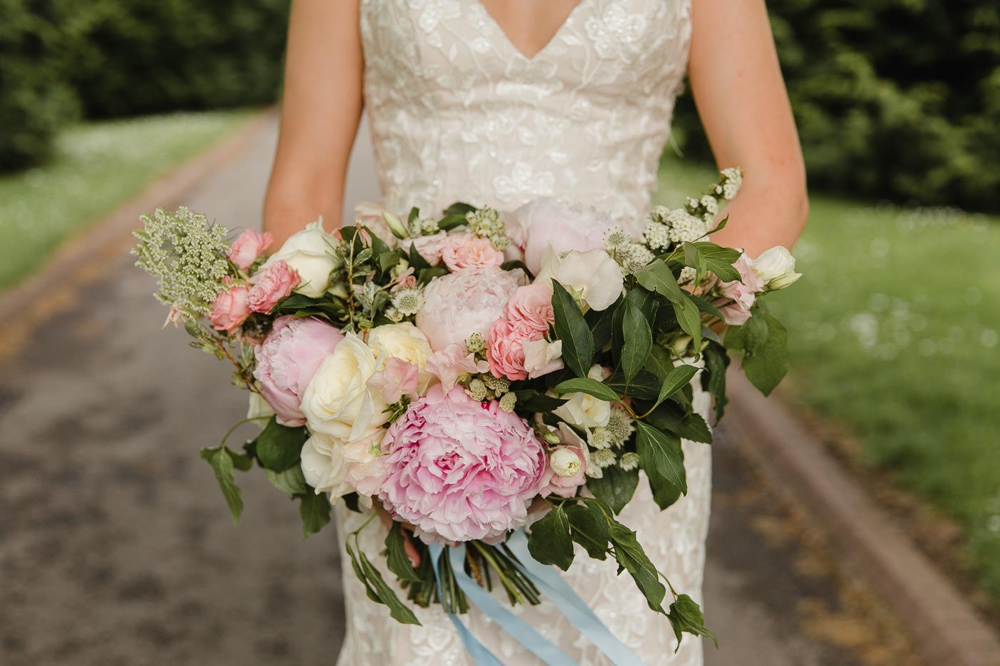 8-cardiff-city-hall-wedding-bride-bouquet.jpg