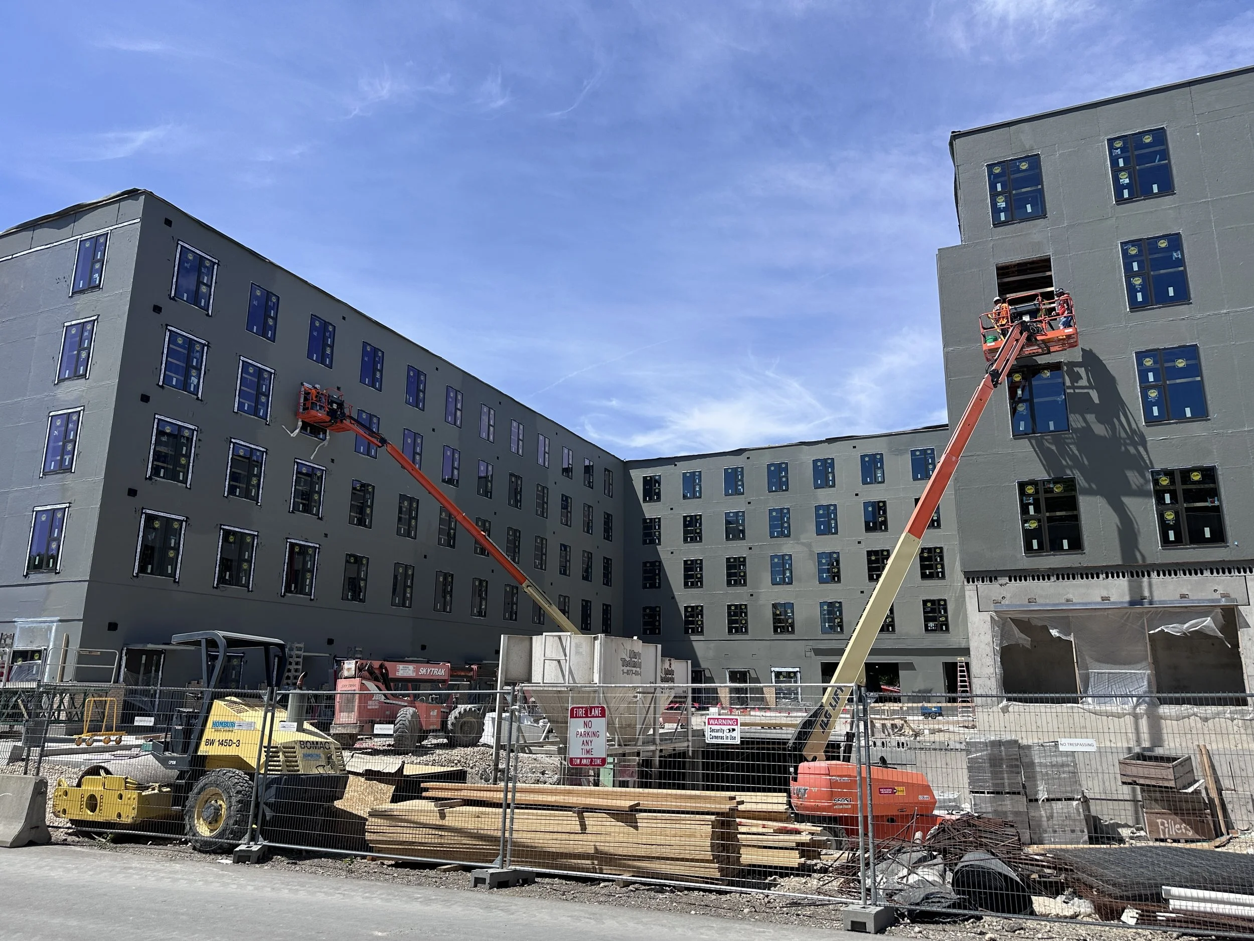 06.04.2026 - Window installation continues on the courtyard side of Luna/B1.