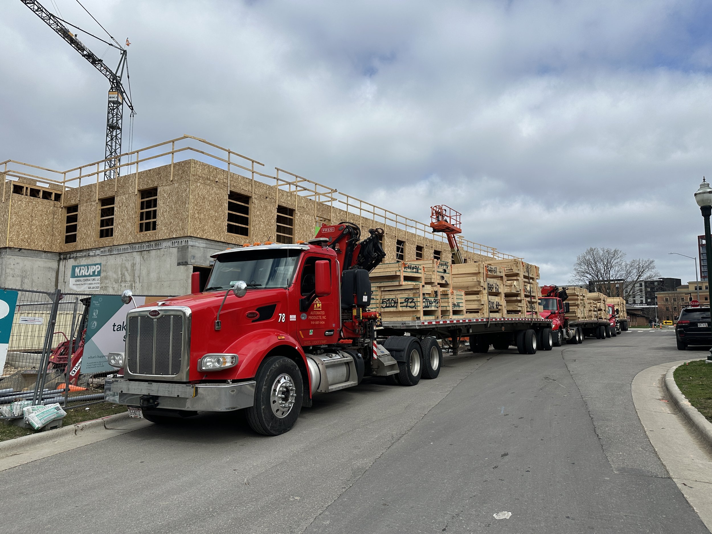 04.13.2026 - Trusses for the fifth floor of Luna (B1) are delivered.