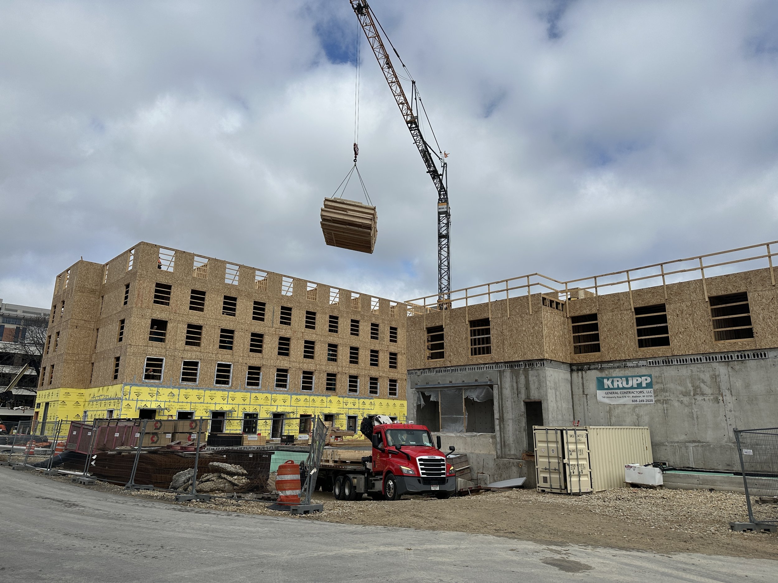 04.13.2026 - Trusses are craned up to the fifth floor of Luna (B1.)