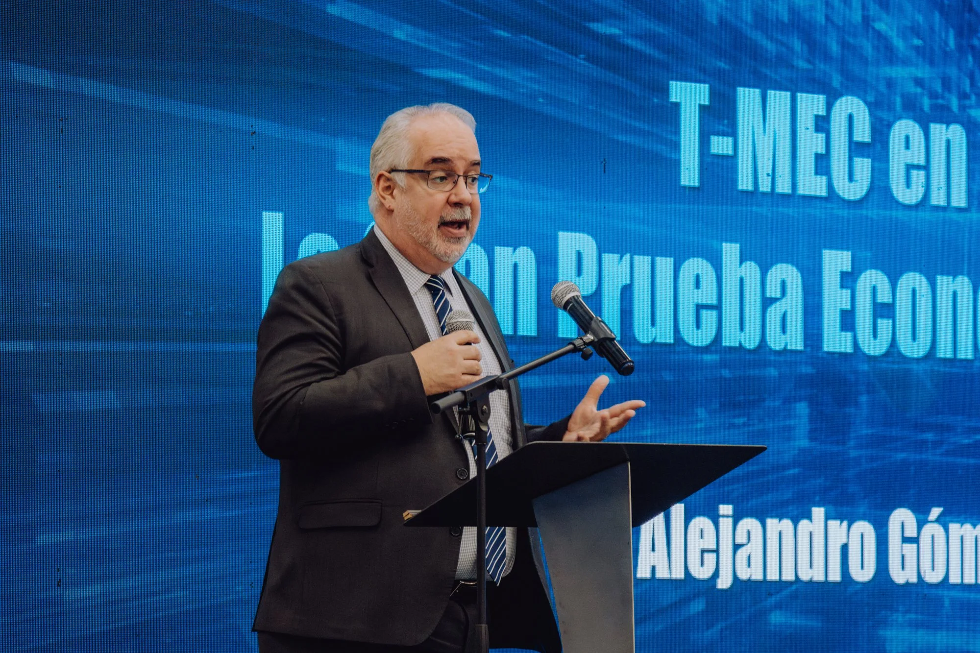 Análisis de Alejandro Gomez Tamez de los antecedentes arancelarios y los temas clave que marcarán la revisión del T-MEC en 2026, con énfasis en México y Estados Unidos.