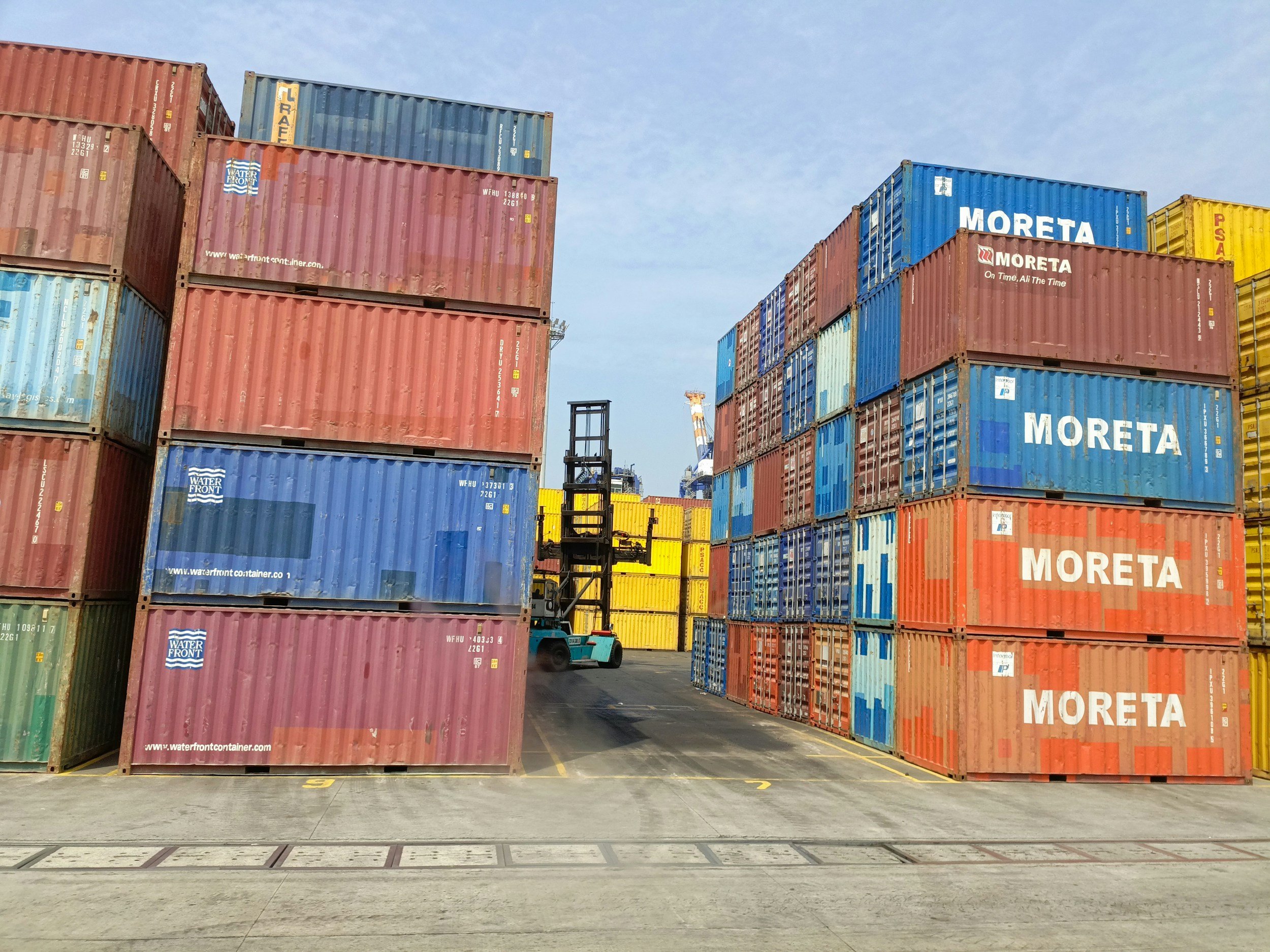 Contenedores en puerto