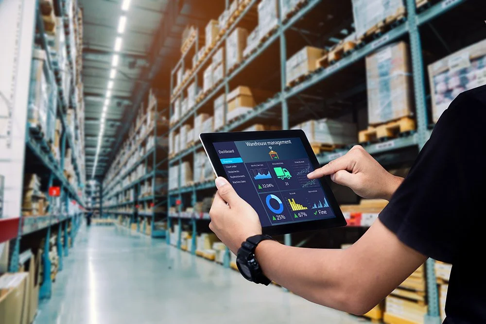 Usuario de sistema de control de inventarios en almacén