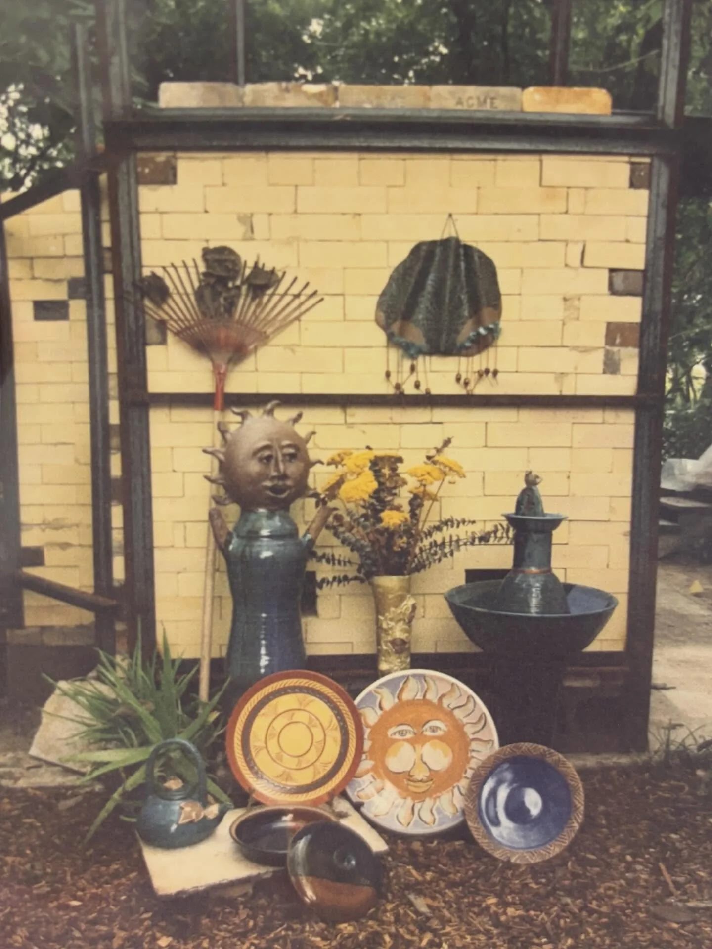 🅣🅗🅡🅞🅦🅑🅐🅒🅚 🅣🅗🅤🅡🅢🅓🅐🅨 
POV it&rsquo;s 1994, you and the girlies unloaded some big ones from the kiln🏺Featured here is a kiln at Feats from 1994, whimsy and creative. We recognize a few Judy Conroy pieces ☀️ Where were YOU in 1994?