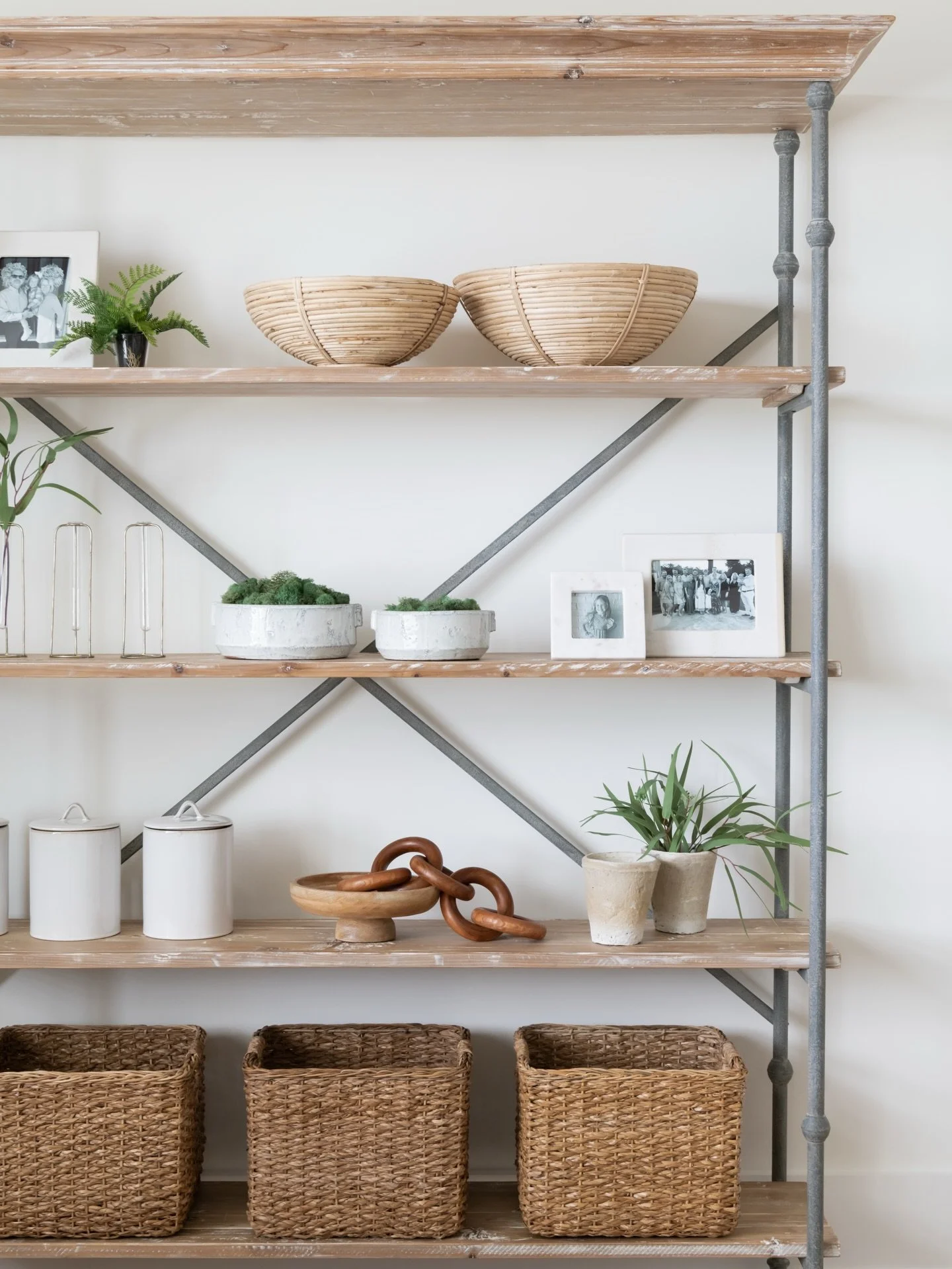 A shelfie worth sharing 📸

Bonus room shelf (styled by yours truly) with a combo of practical and decorative elements. 

-Frames for family photos
-Baskets for easy storage 
-Canisters for sneaky storage
-Mixed materials + textures 
-A dash of green