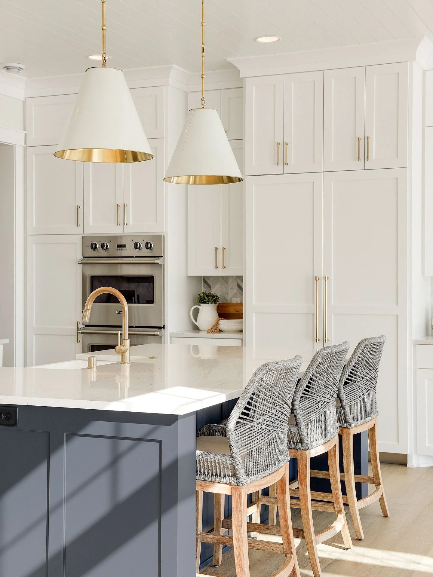 All the thoughtful details + that warm sunshine pouring in&hellip; I could seriously hang out in this kitchen all day 😍☀️ (even if Prior Lake was frozen at the time of these photos, it still felt like a summer day in this beauty!)

Interior Design: 