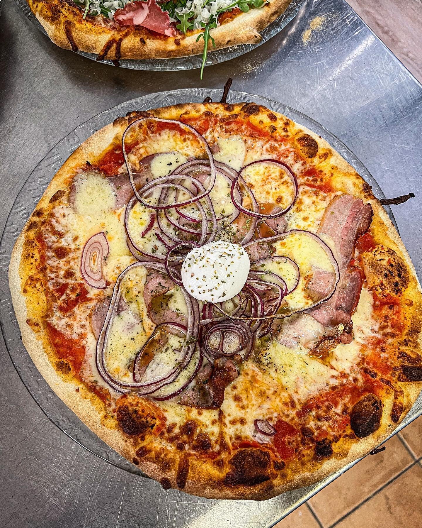 [ PIZZA SPECIALE ] Une de nos nouvelles pizzas 🍕: La SAINT-BERNARD ! Base tomate, mozzarella, fromage Abondance, poitrine fum&eacute;e, oignons rouges. 😋