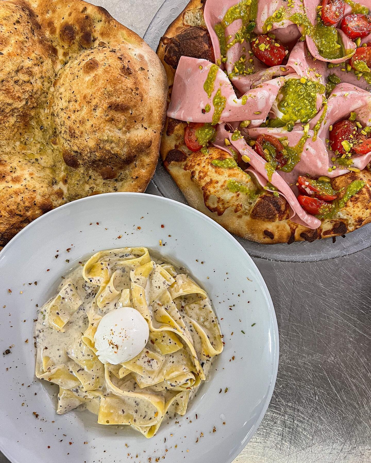 Nos pappardelles Al tartufi et notre pizza Bonette accompagn&eacute;e d&rsquo;un pain &agrave; l&rsquo;huile d&rsquo;olive, parmesan et origans 😍&hearts;️ belle journ&eacute;e et bon app&eacute;tit 🍴