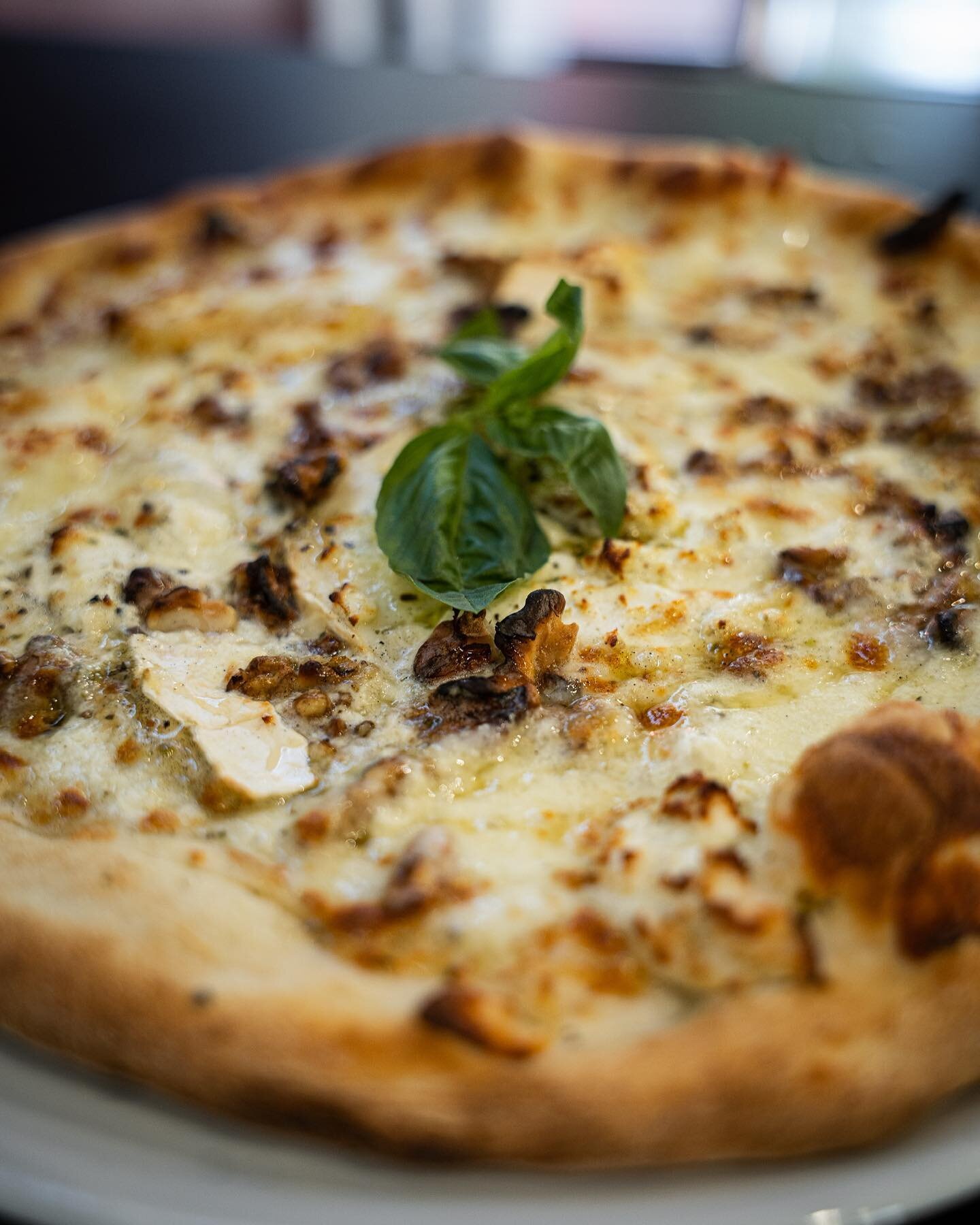 La plus douce des pizzas ✨ &laquo;&nbsp;la madeleine&nbsp;&raquo; avec son fromage de ch&egrave;vre, ses noix et son miel 🍯 🤍