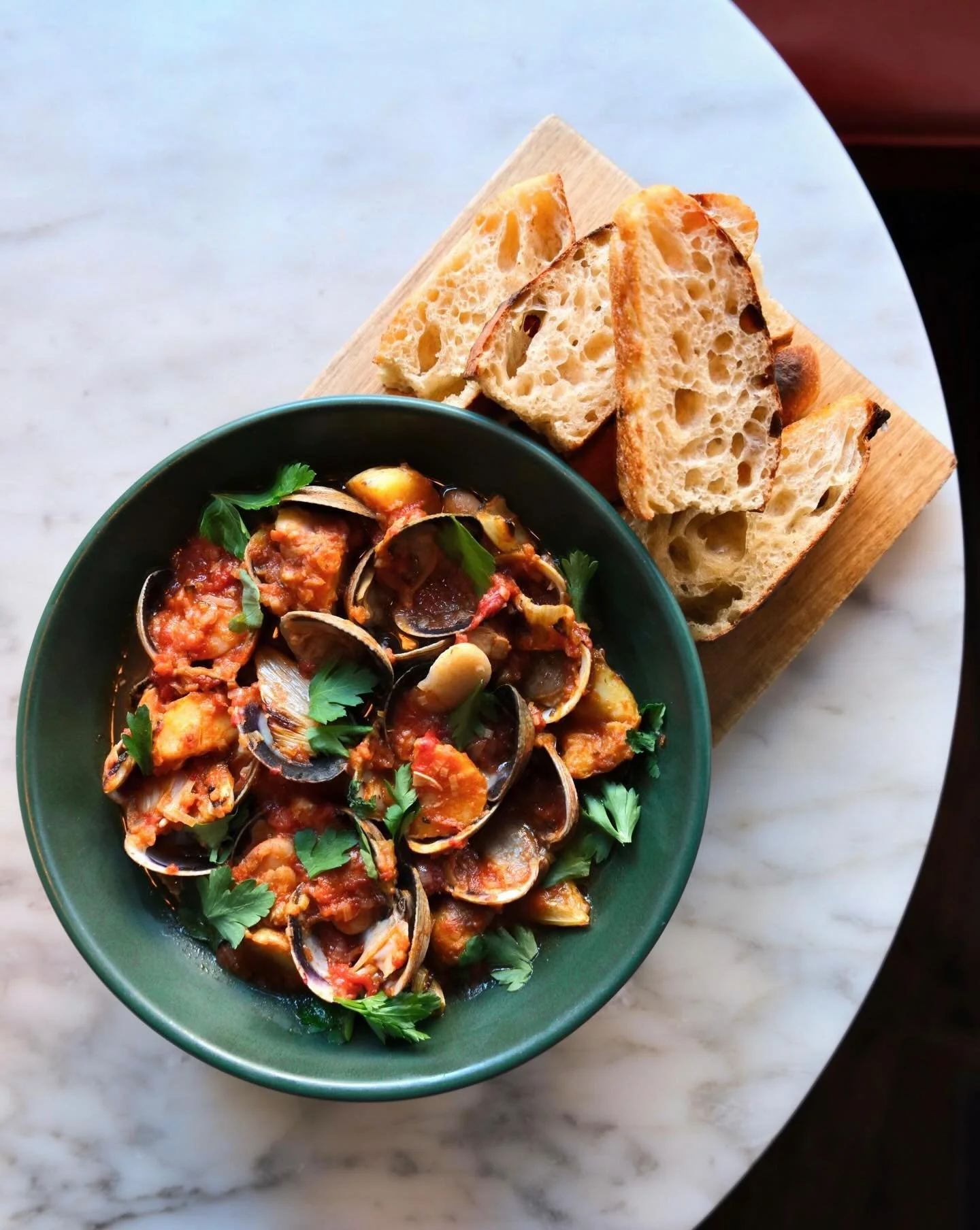 🌊👀 FRESH CATCH SPECIAL
New Zealand Littleneck Clams
cioppino broth &bull; row 7 potatoes &bull; gigante beans &bull; pizza bianca scarpetta

This week only, from New Zealand to New England, a special clam treat from our friends @southernclams_nz🇳?