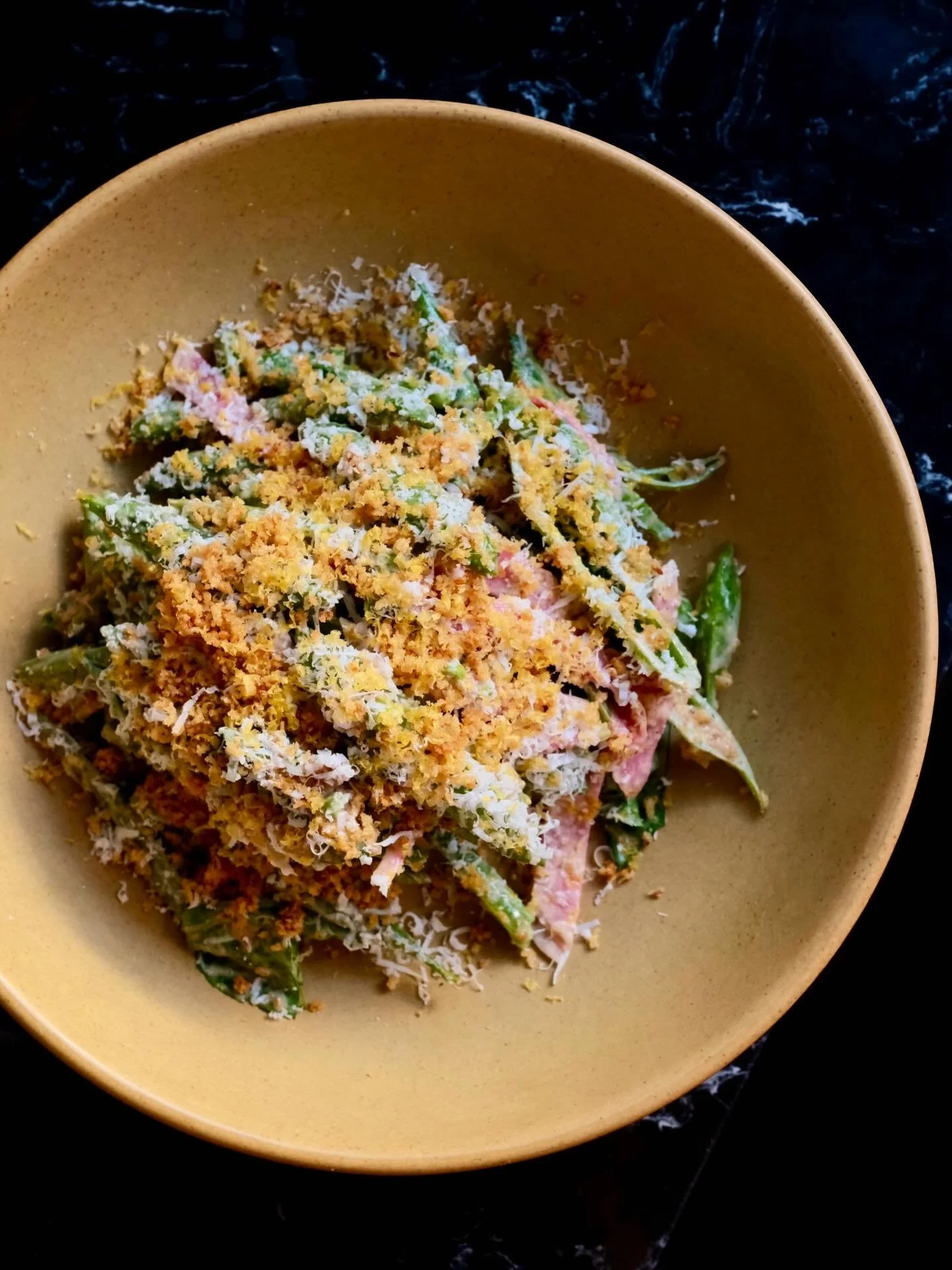 Oh sugar snap&hellip;the caesar is back🫛👀
+ fresh pea leaves, watermelon radish, cured egg yolk, ricotta salata, garlic butter breadcrumbs

🥣 @myrthceramics Basso Bowl
.
.
.
.
[ID: Overhead shot of a dressed green sugar snap caesar salad in a soft