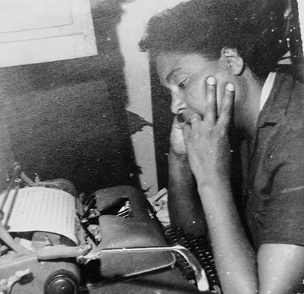Ruth e sua máquina de escrever em 1963