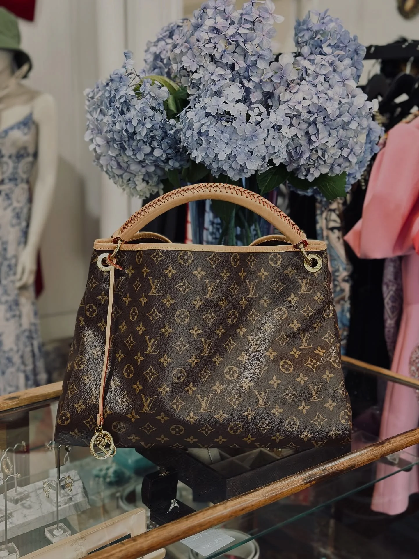 LV ARTSY MM | SOLD 🤍 

#Mesa&iacute;o #luxuryConsignment #LouisVuitton