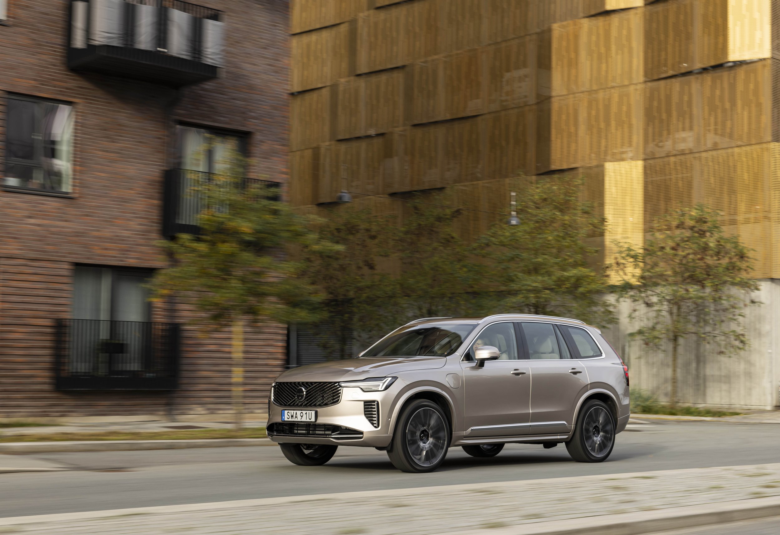 New Volvo XC90 T8 - dynamic.jpg