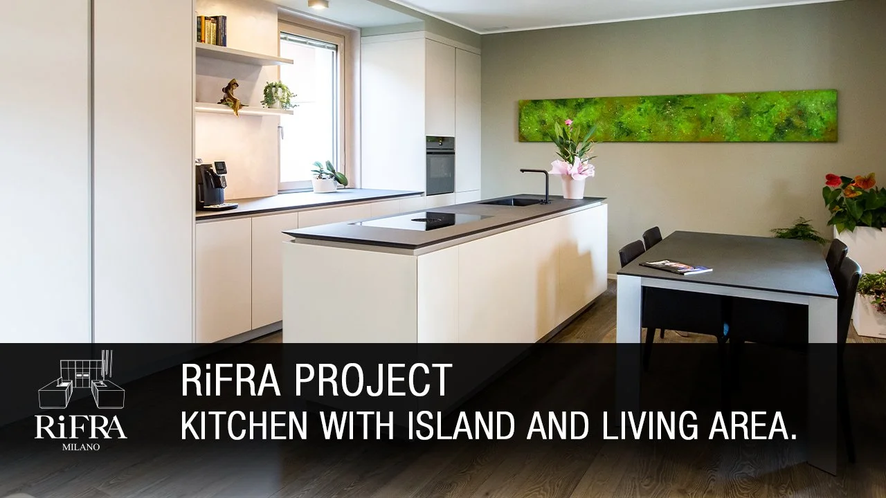 Küche mit Insel und Wohnbereich