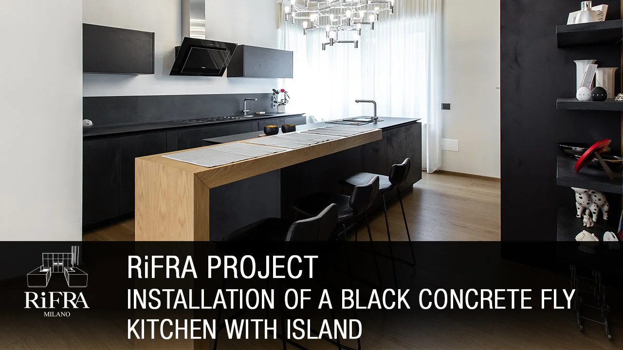 Installation d'une cuisine FLY en béton noir avec îlot