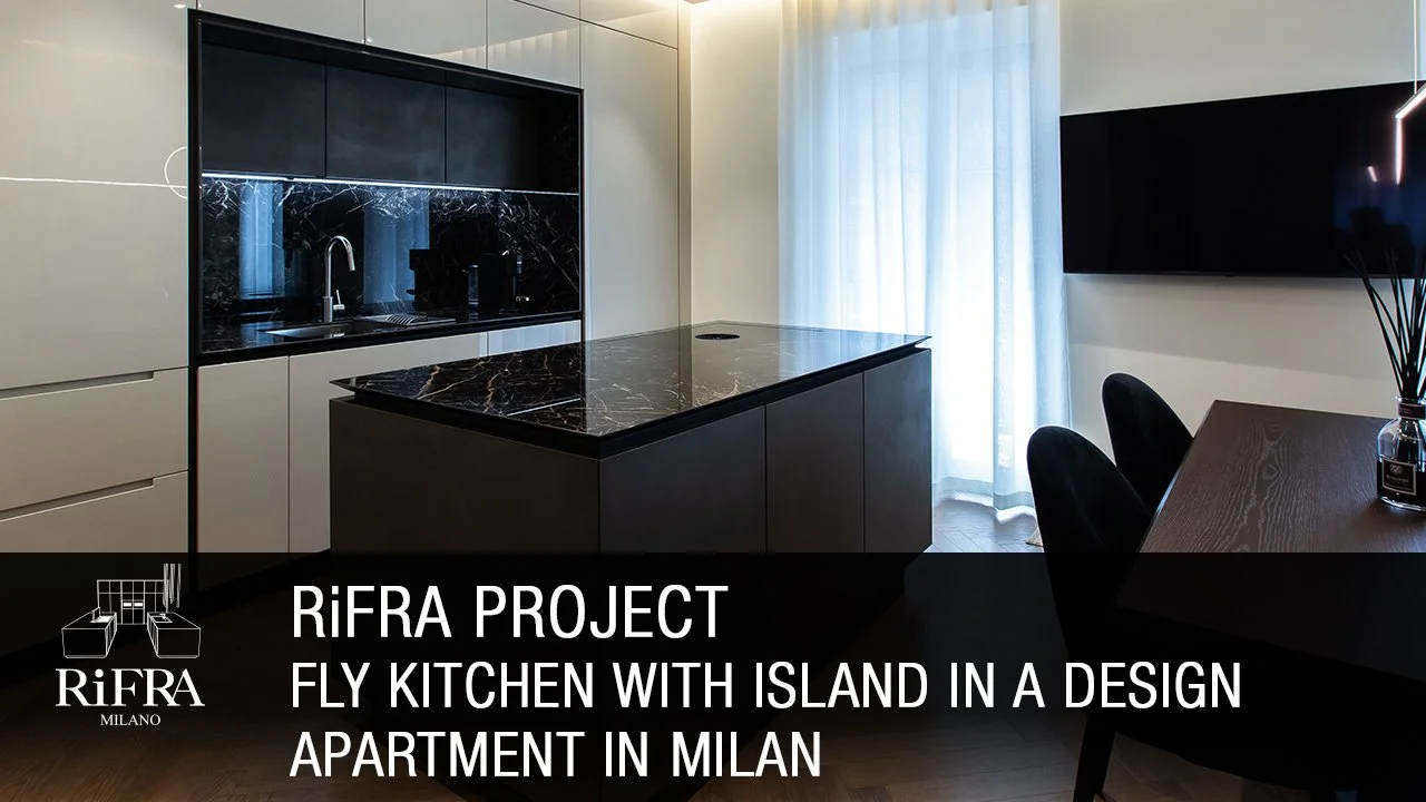 Cuisine Fly avec îlot dans un appartement de design à Milan
