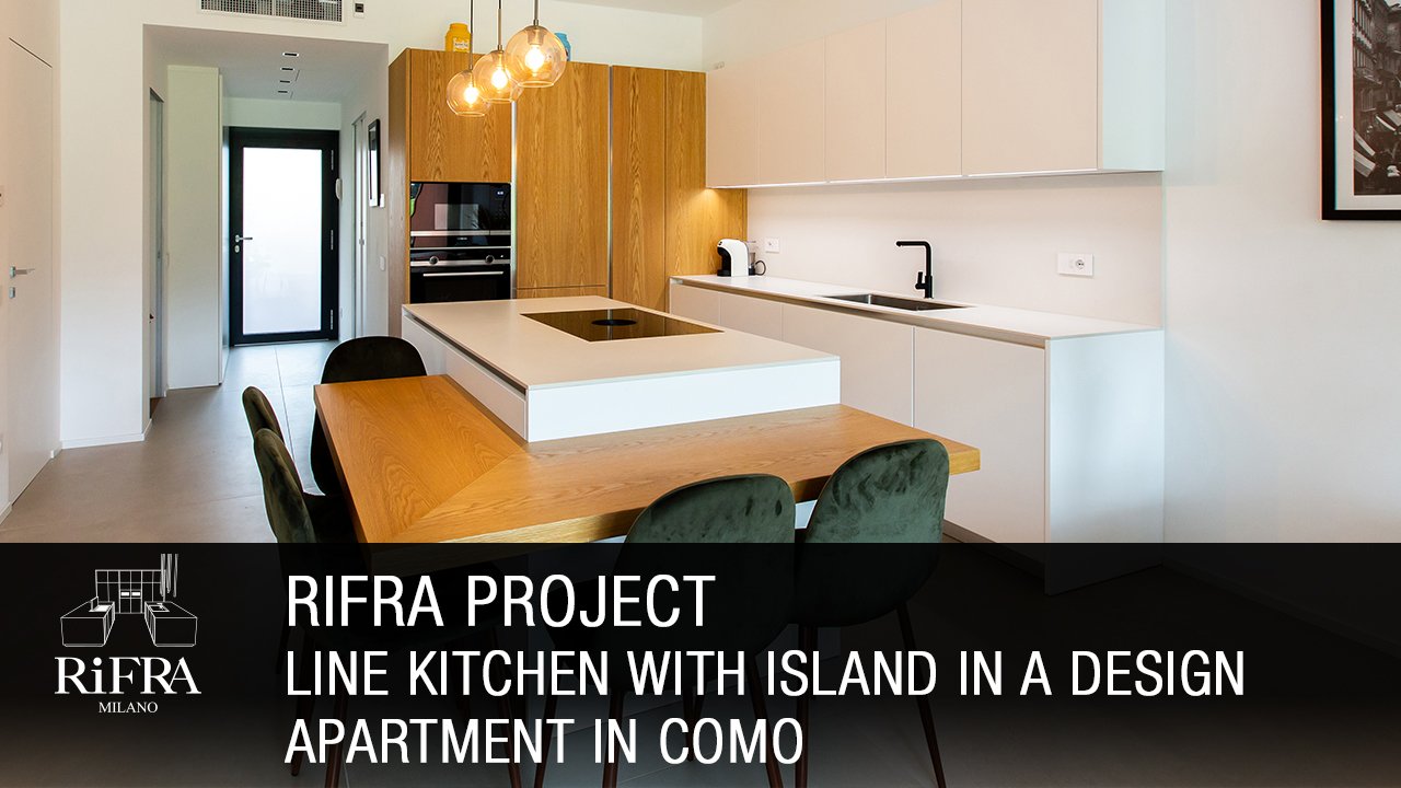 Cuisine LINE avec îlot dans un appartement de design à Côme