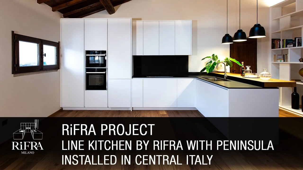 Cuisine LINE de RiFRA avec demi-îlot installée dans le centre de l'Italie