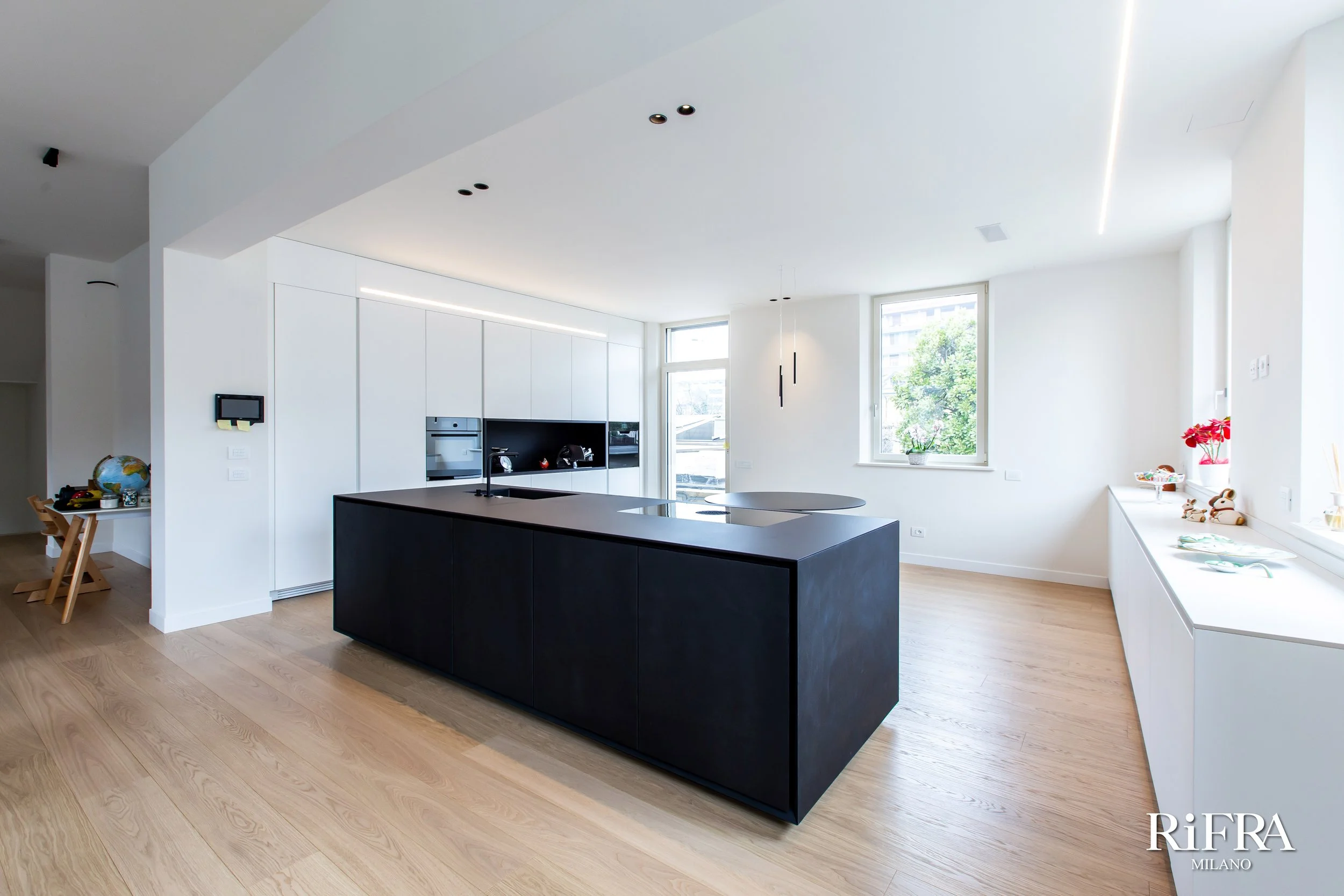 Cuisine ONE avec îlot en béton noir