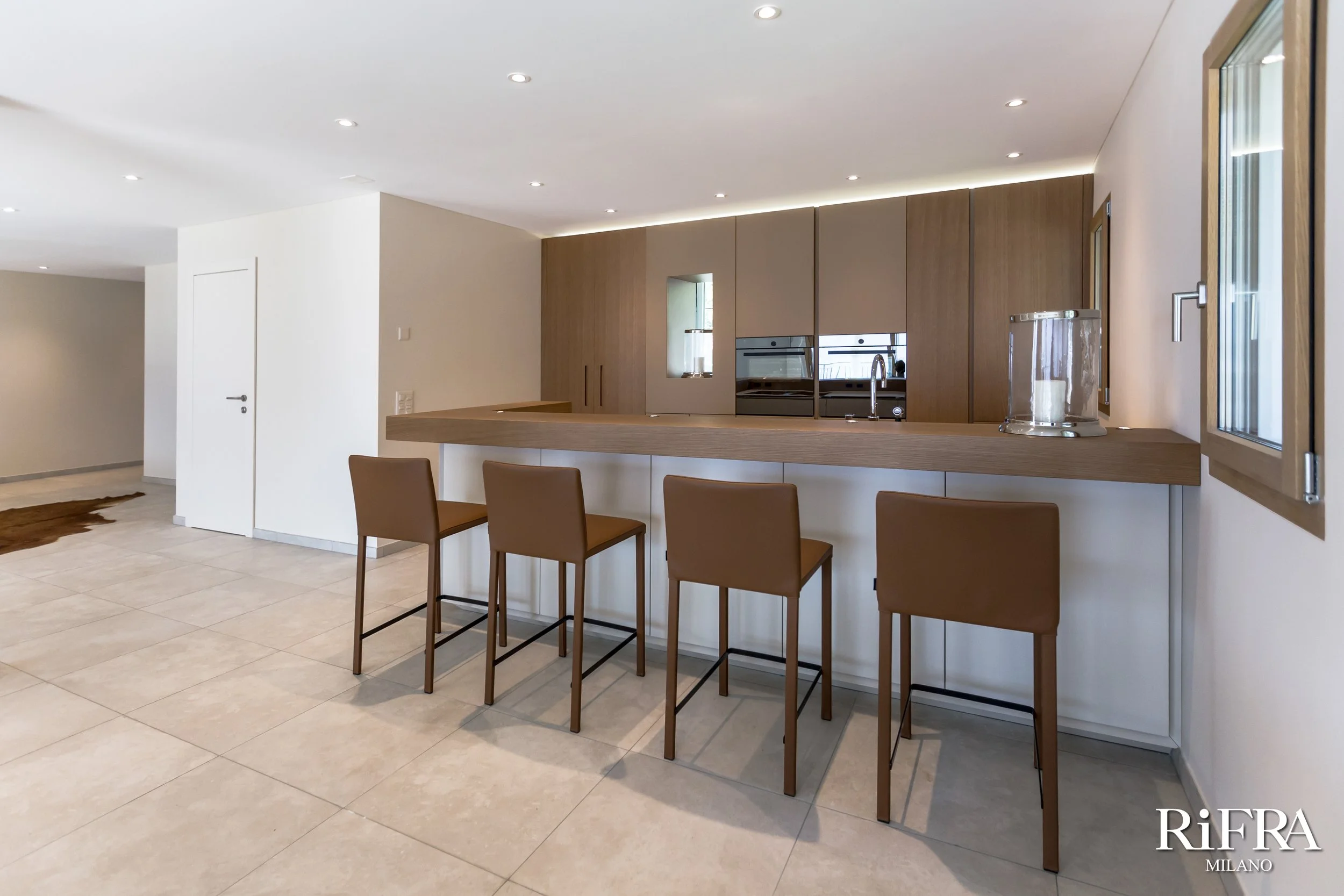 Une villa sur le lac Majeur avec des cuisines et salles de bains RiFRA