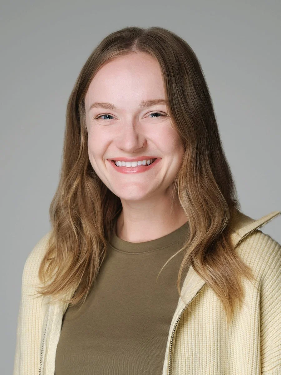 headshots-nyc-woman-green-top-cream-cardigan.jpg