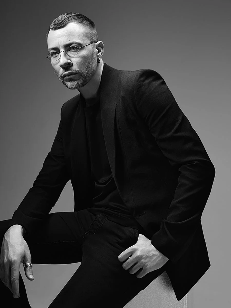 personal-branding-photography-nyc-black-and-white-man-dark-suit-seated.jpg