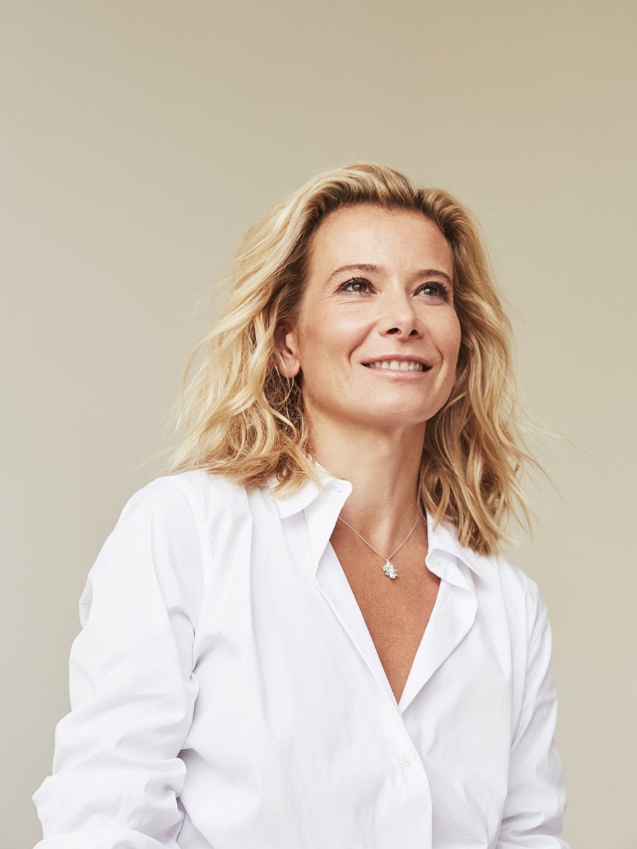 personal-branding-photography-nyc-woman-white-shirt-cream-background.jpg